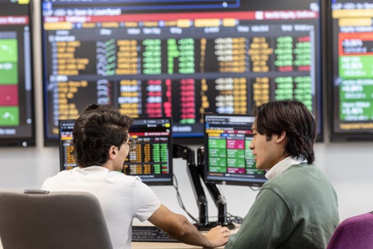 Students use the Bloomberg database in Esther Simpson building