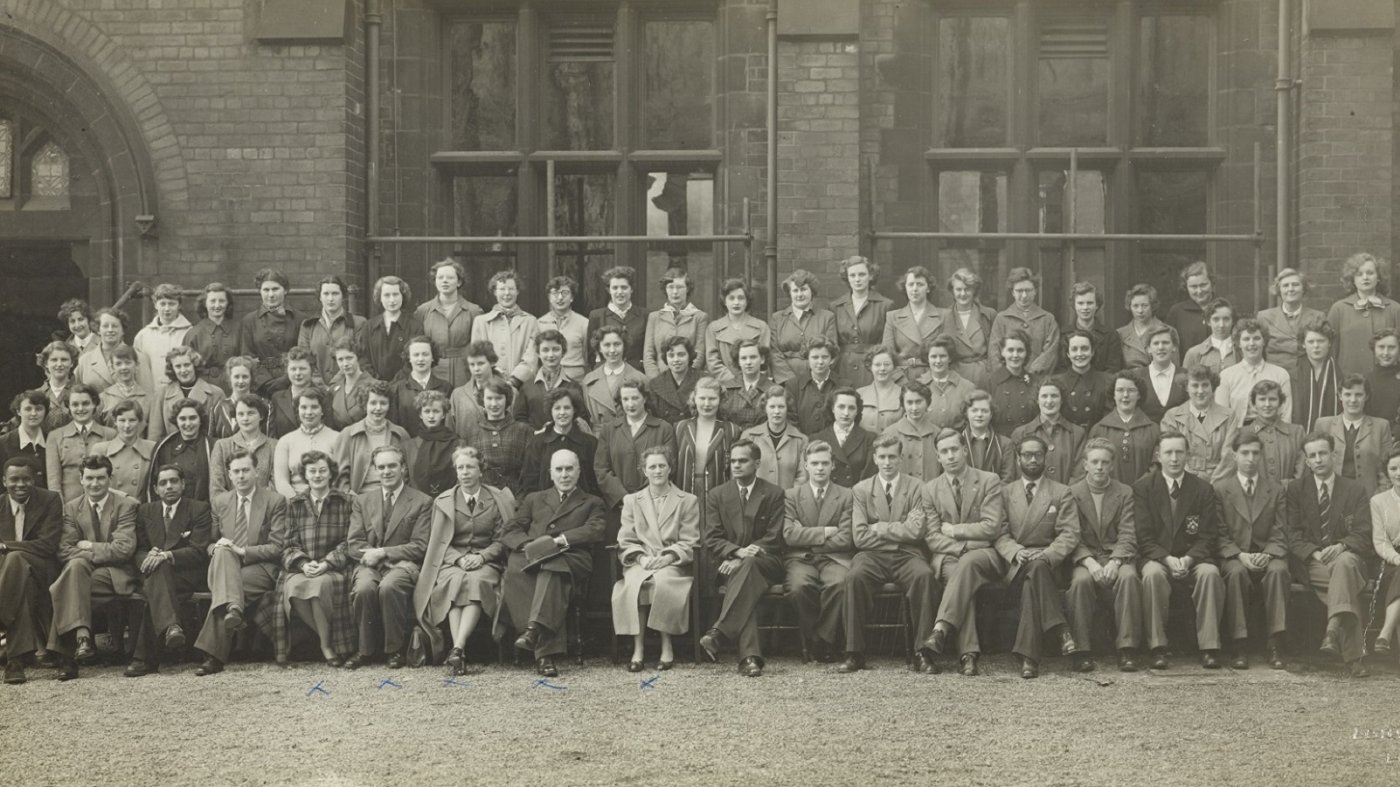 Black and white economics and social sciences class photograph